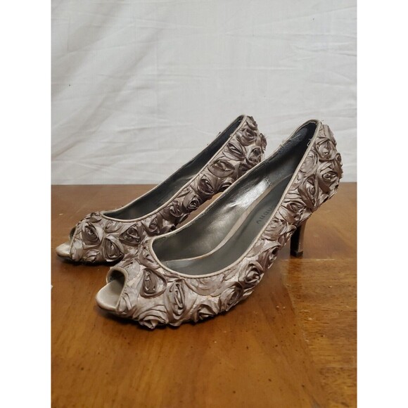 CL By Laundry Women Vanya Floral Roses Peep Toe Beige Gold Heels Size 7.5 - Picture 1 of 7